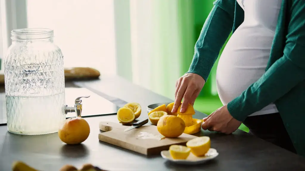 Pregnancy aur Lemon Water: Safe ya Risky?
